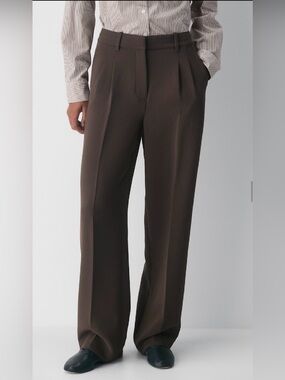 BNWOT- ARITZIA The Effortless Pant (Crepette)